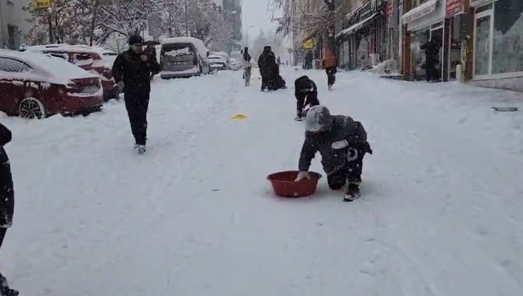 Tunceli’de yılbaşı tatilinin tadını çocuklar çıkarıyor

