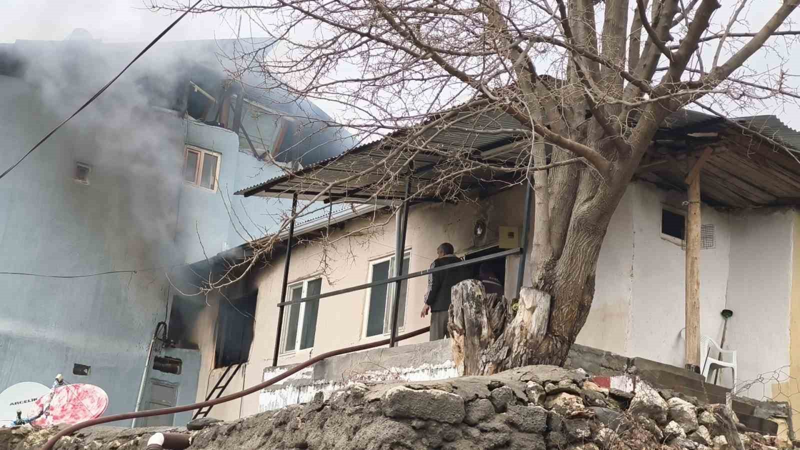 Tunceli’deki ev yangını ekiplerin müdahalesi ile söndürüldü
