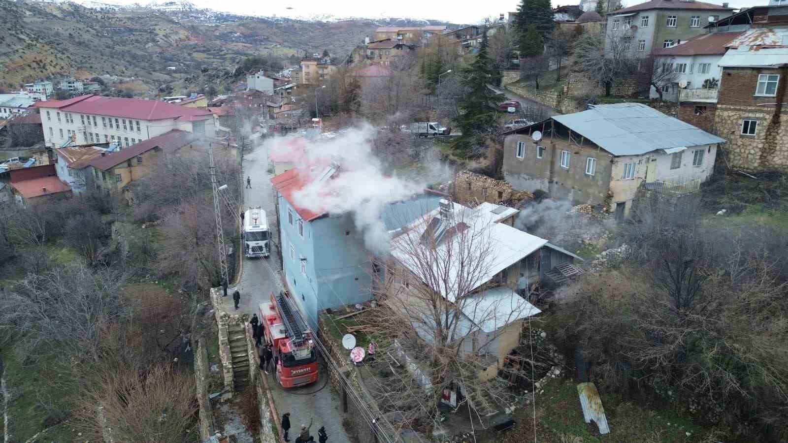 Tunceli’deki ev yangını ekiplerin müdahalesi ile söndürüldü
