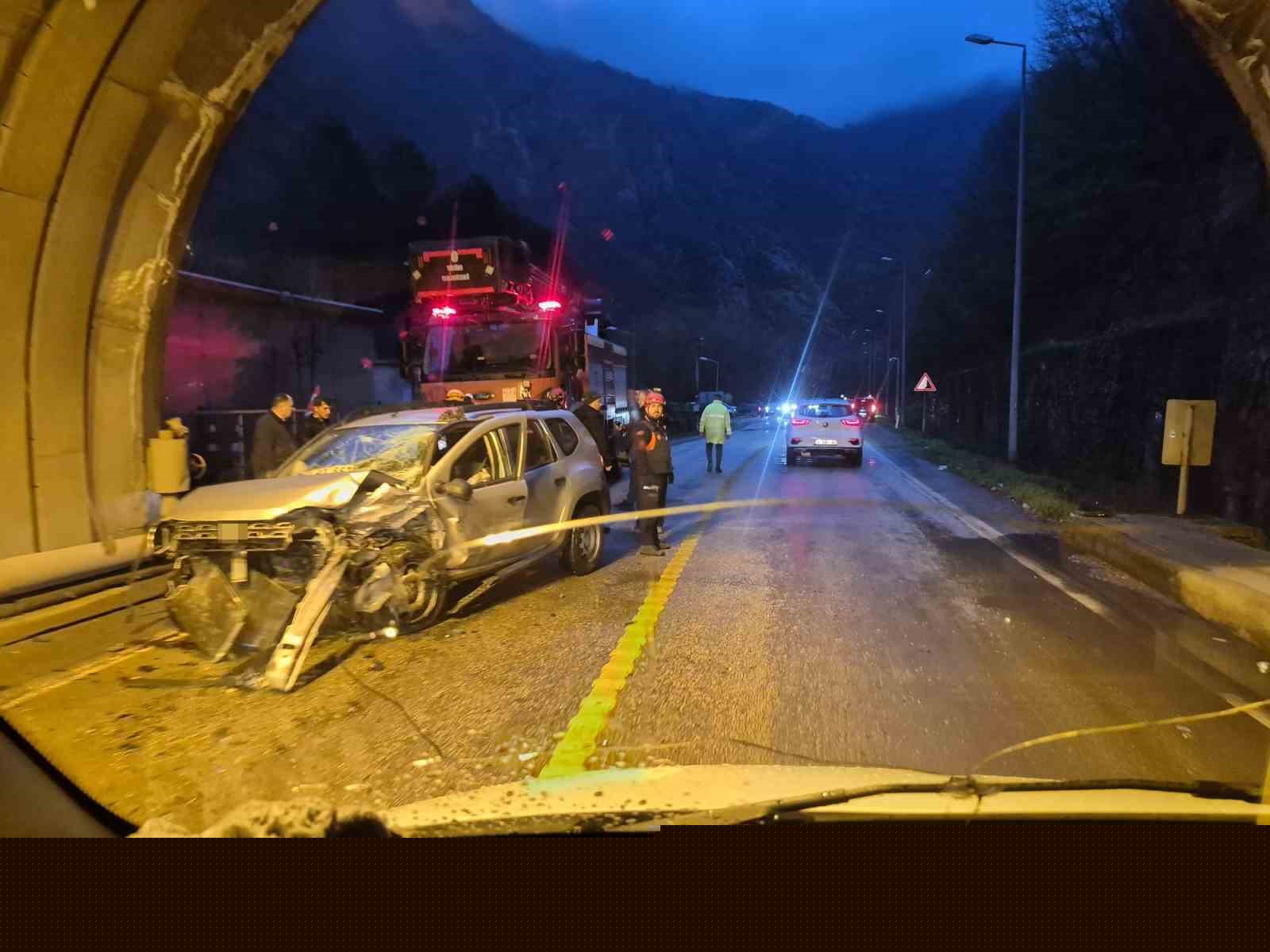 Tünelde iki otomobil çarpıştı: 7 yaralı
