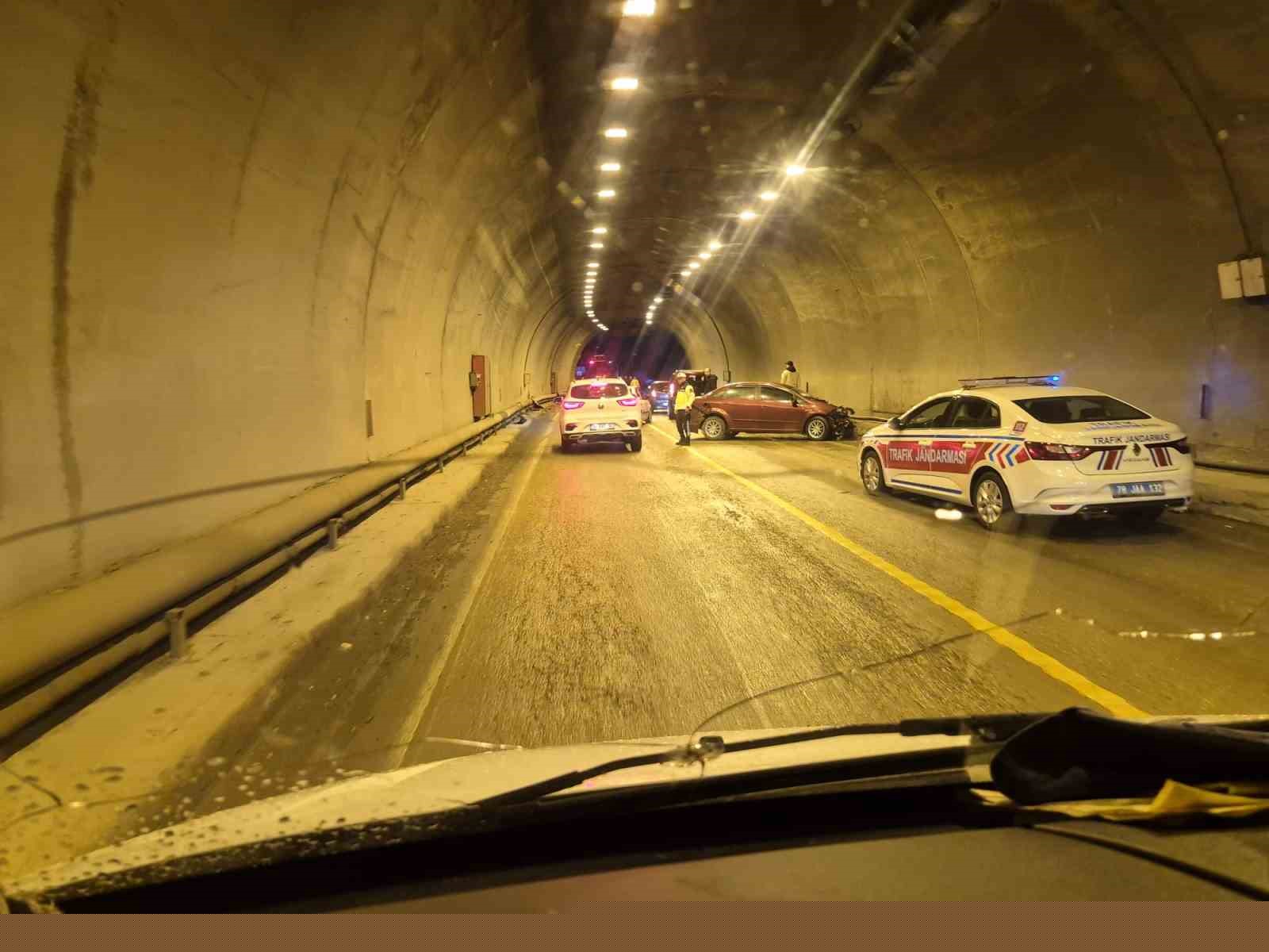 Tünelde iki otomobil çarpıştı: 7 yaralı
