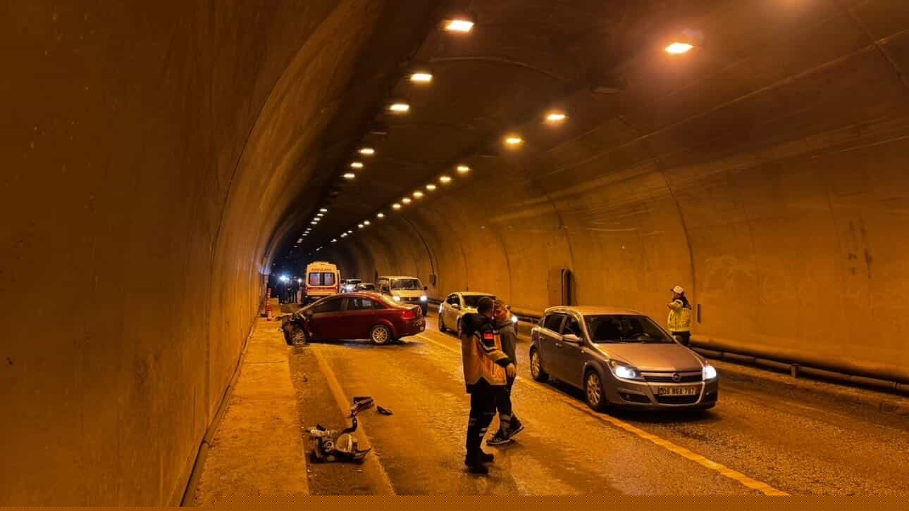 Tünelde iki otomobil çarpıştı: 7 yaralı
