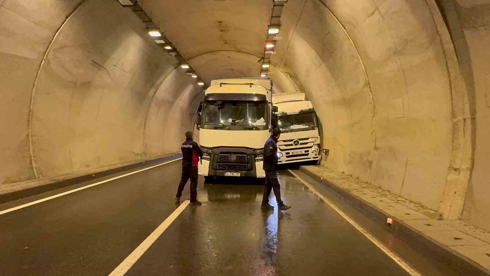Tünelde iki tır çarpıştı: 1 yaralı
