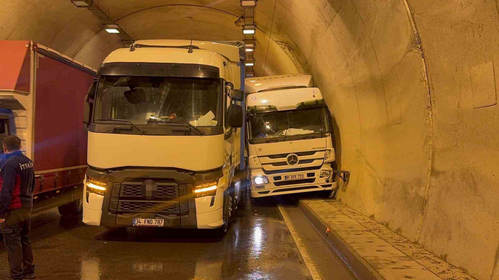 Tünelde iki tır çarpıştı: 1 yaralı
