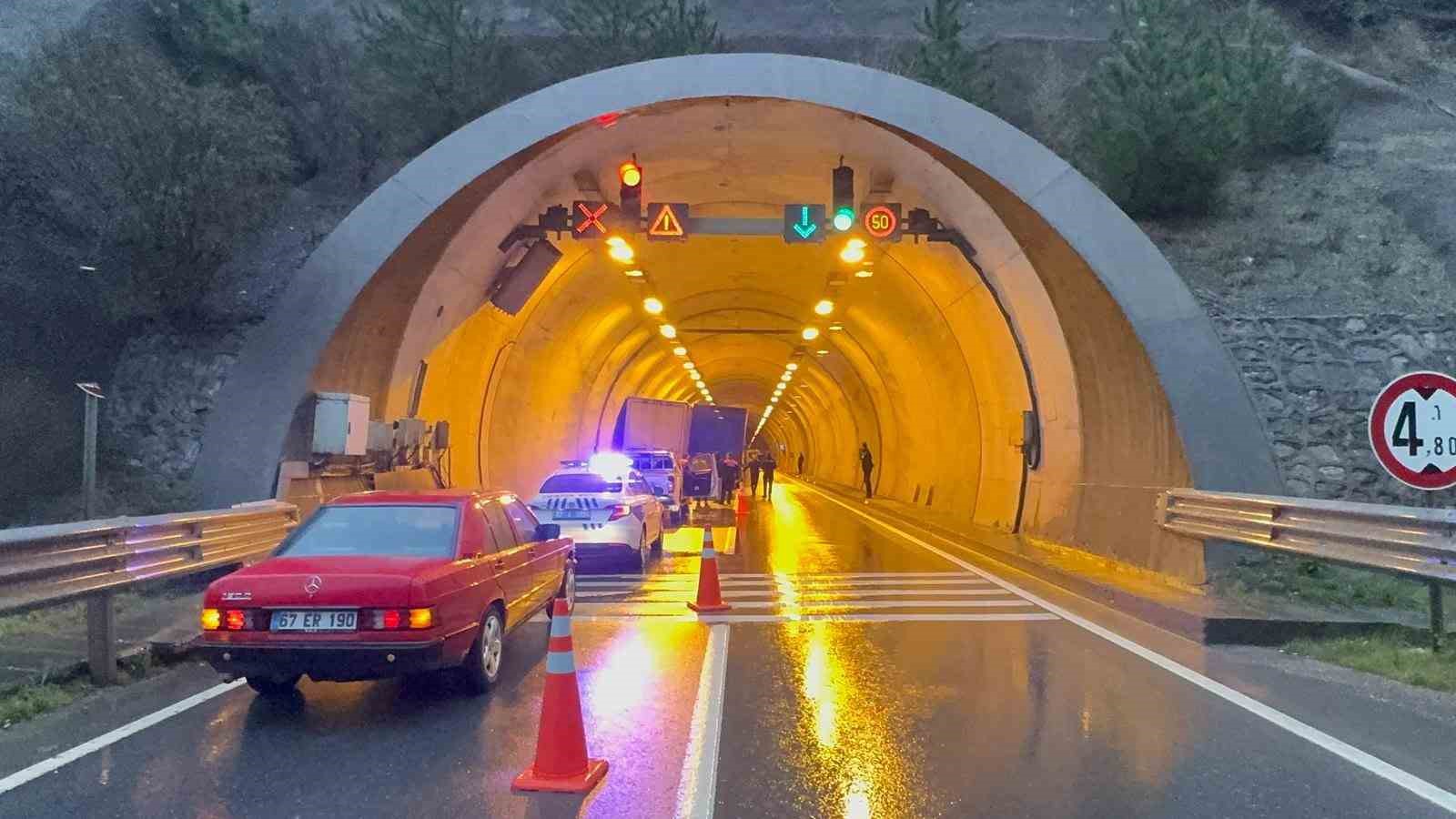 Tünelde iki tır çarpıştı: 1 yaralı
