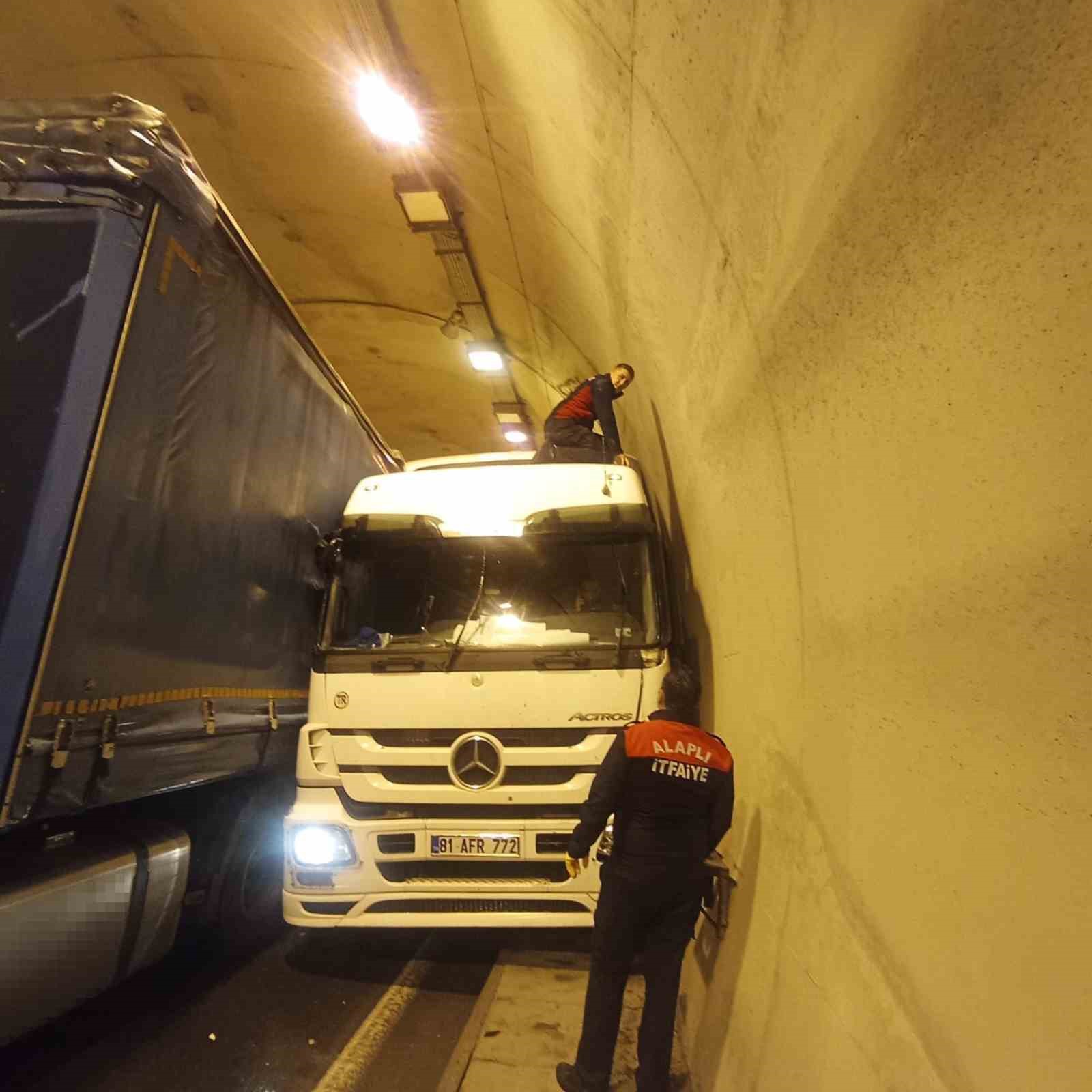 Tünelde iki tır çarpıştı: 1 yaralı
