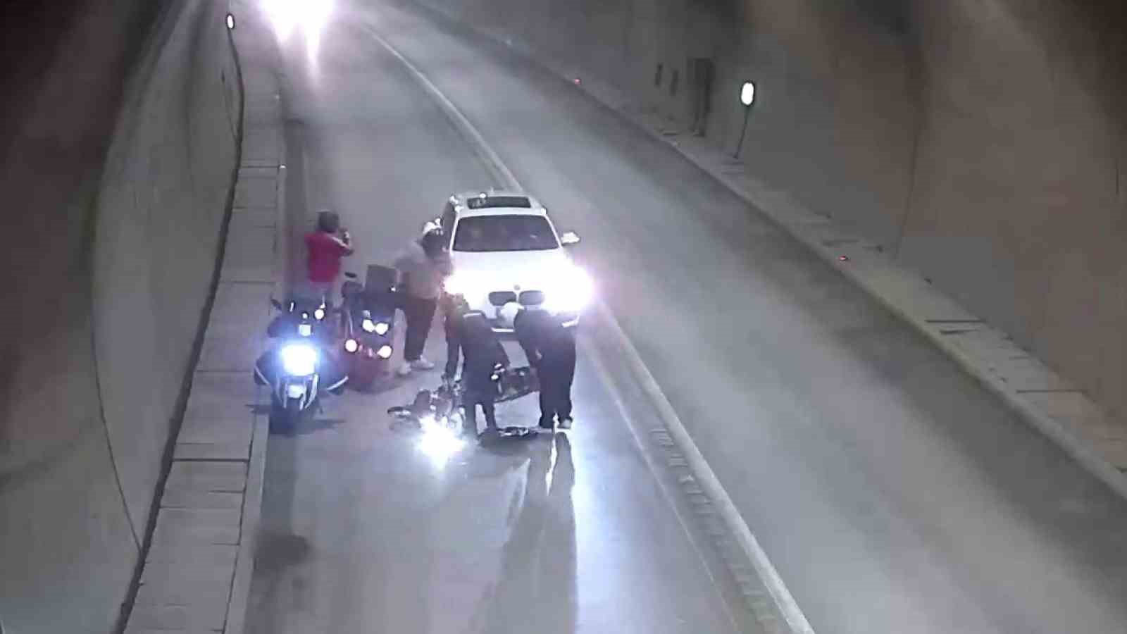 Tünelde motosikletten düşüp metrelerce sürüklendi: Kaza anı kamerada
