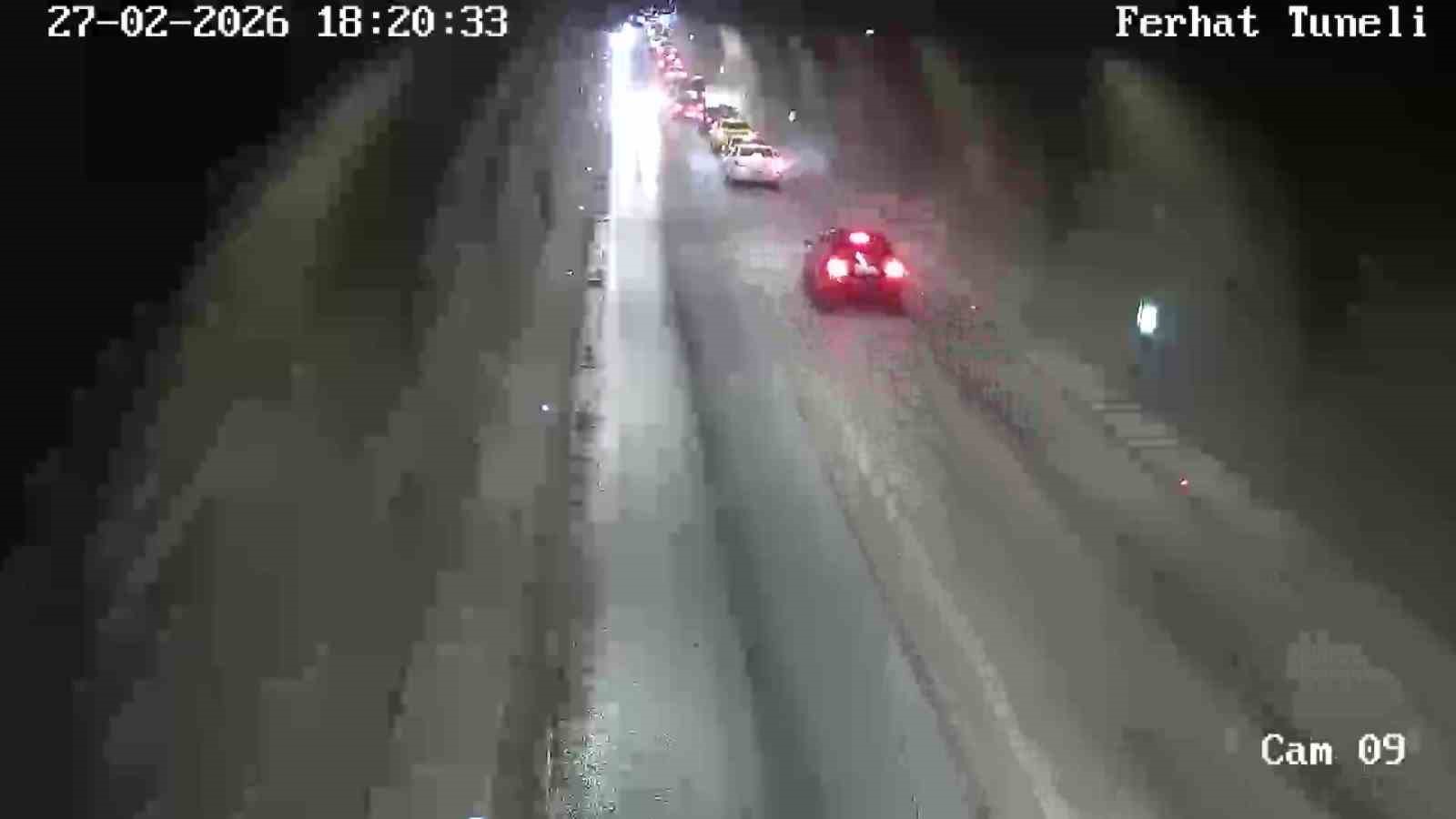 Tünelde otomobiller kafa kafaya çarpıştı, 1 kişi yaralandı: Feci kaza kamerada
