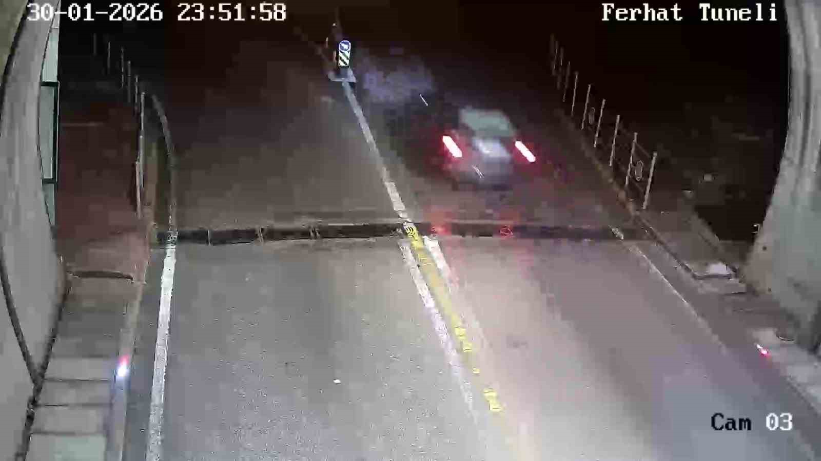 Tünelden hızla çıkıp binanın duvarına çarptı
