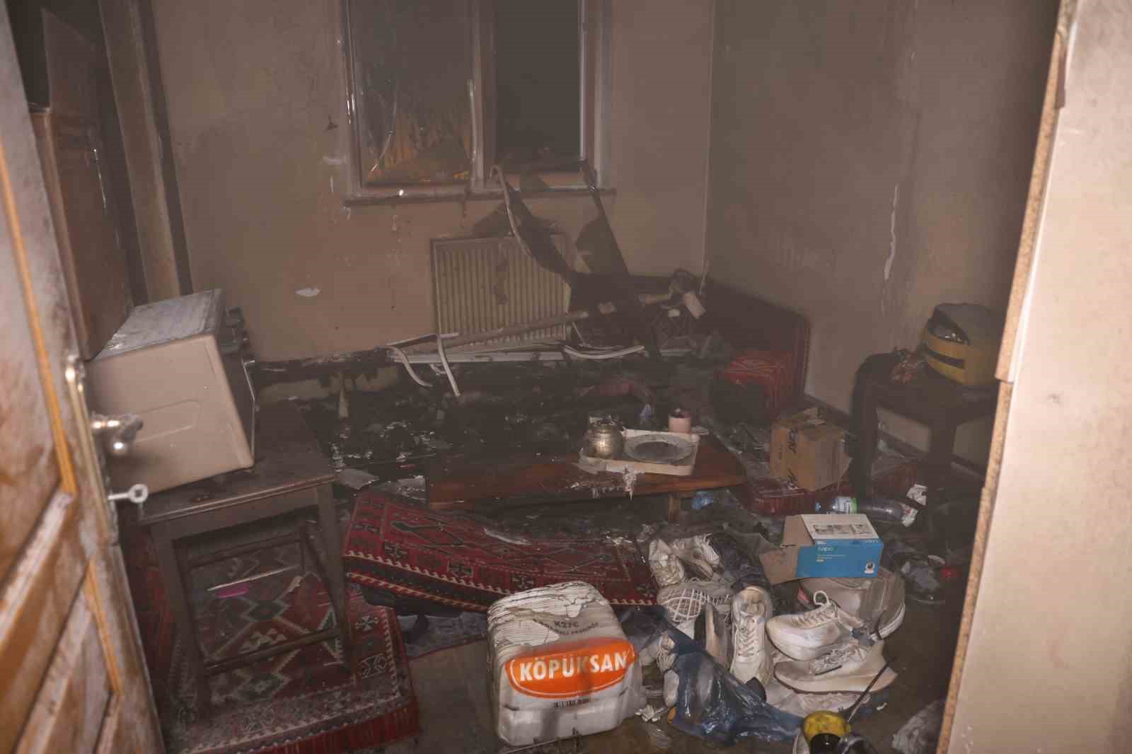 Tüpten tüpe gaz dolumu yaparken evi yaktı
