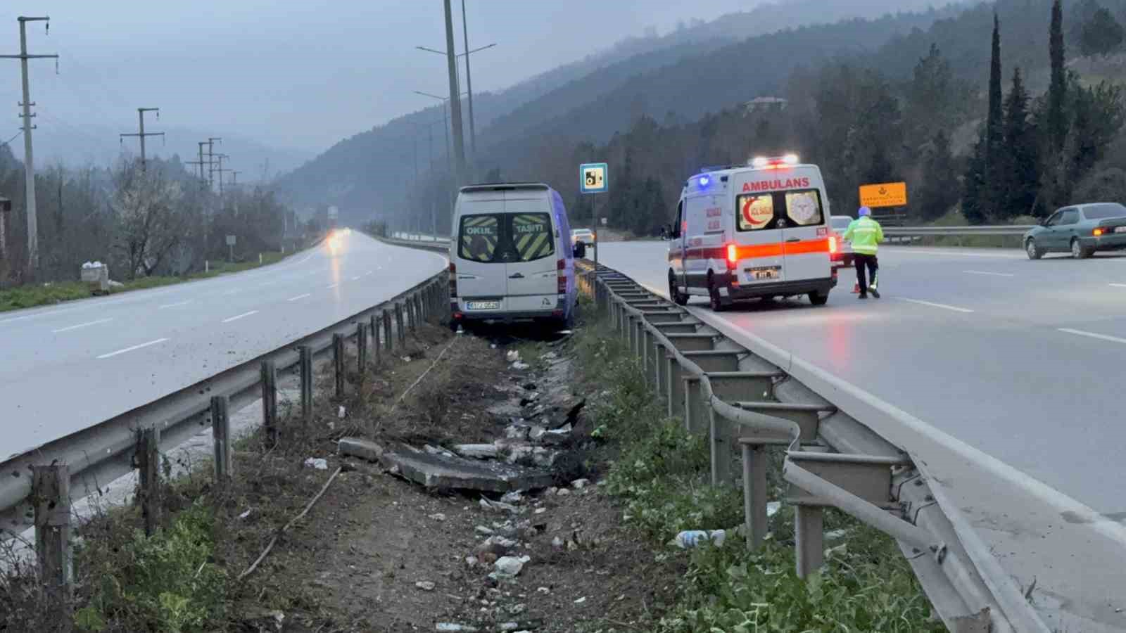 Tur minibüsü kaza yaptı: 4 yaralı
