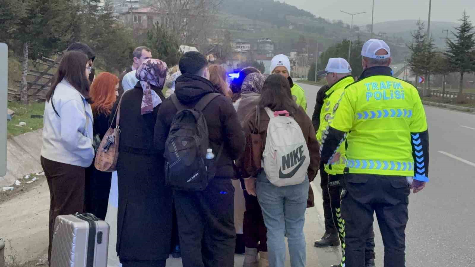 Tur minibüsü kaza yaptı: 4 yaralı
