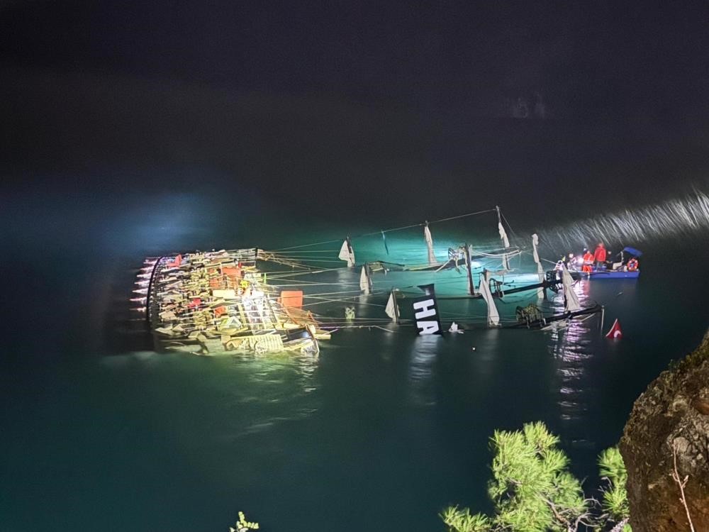 Tur teknesi kayalıklara çarpmıştı, bir kişinin cansız bedenine ulaşıldı
