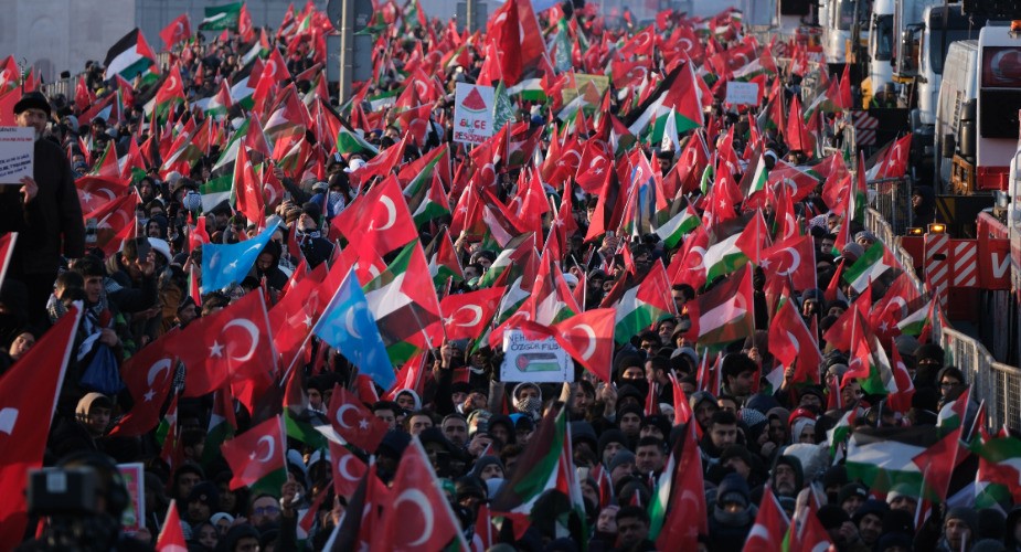 TÜRGEV, yılın ilk gününde Galata Köprüsü’nde Filistin için saf tuttu
