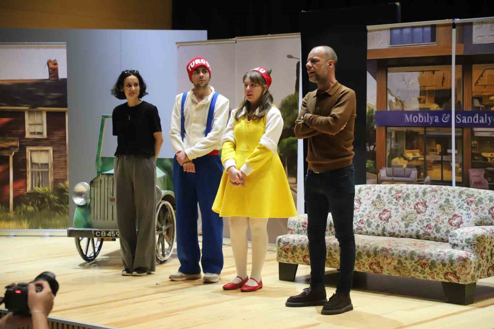 Turgut ve Lulu ilk kez sahne aldı
Turgut ve Lulu ilk kez sahne aldı