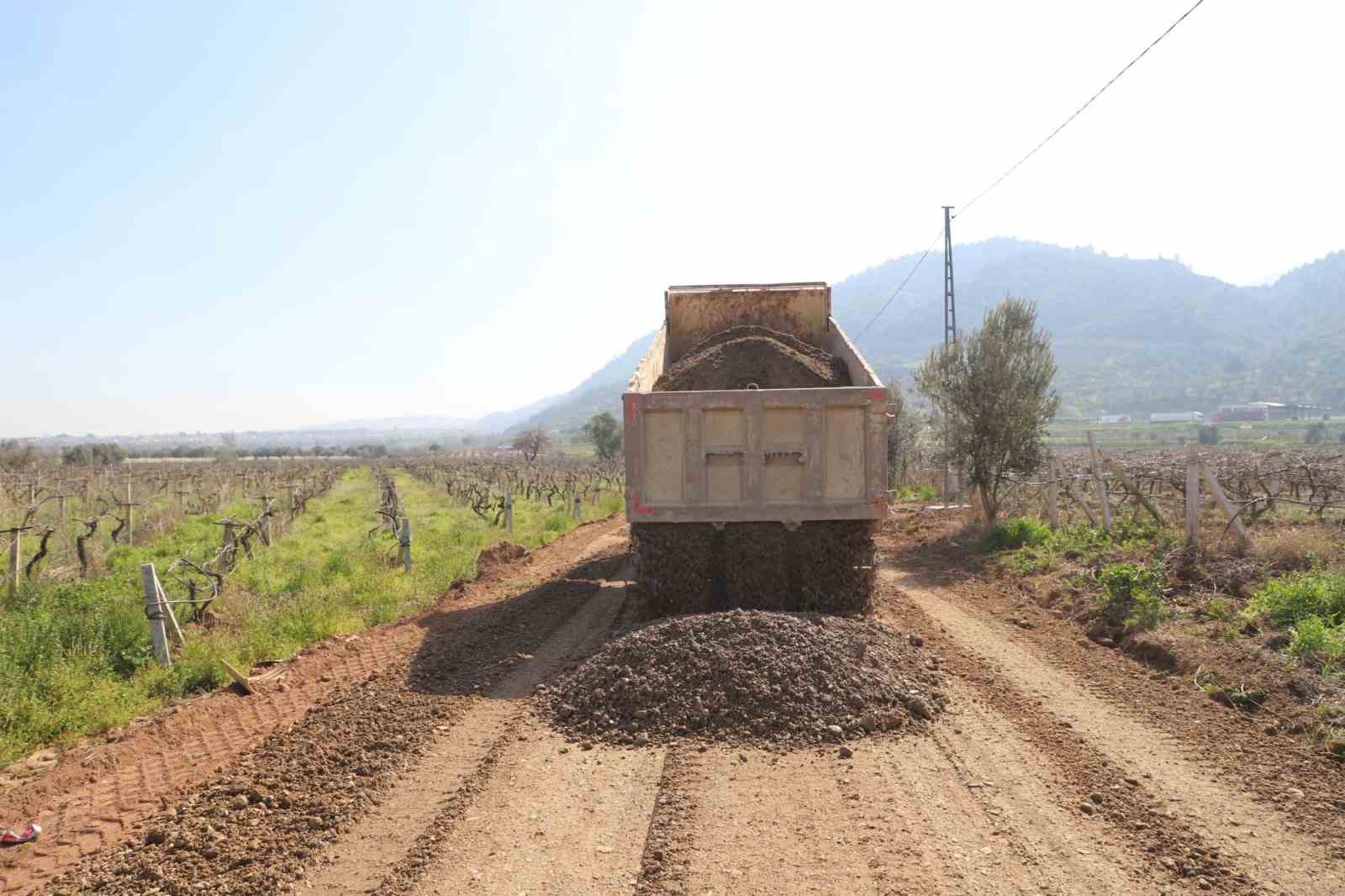 Turgutlu Belediyesi Fen İşleri ekiplerinden eş zamanlı çalışma
