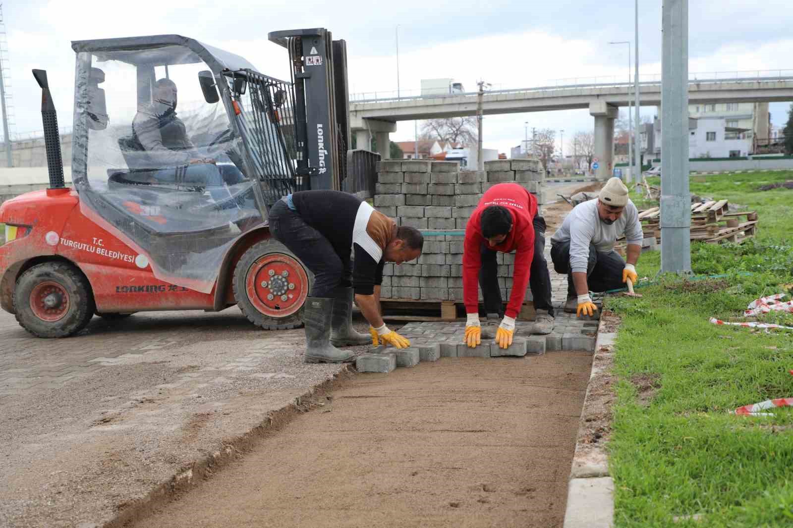 Turgutlu Belediyesi Fen İşleri ekiplerinden eş zamanlı çalışma
