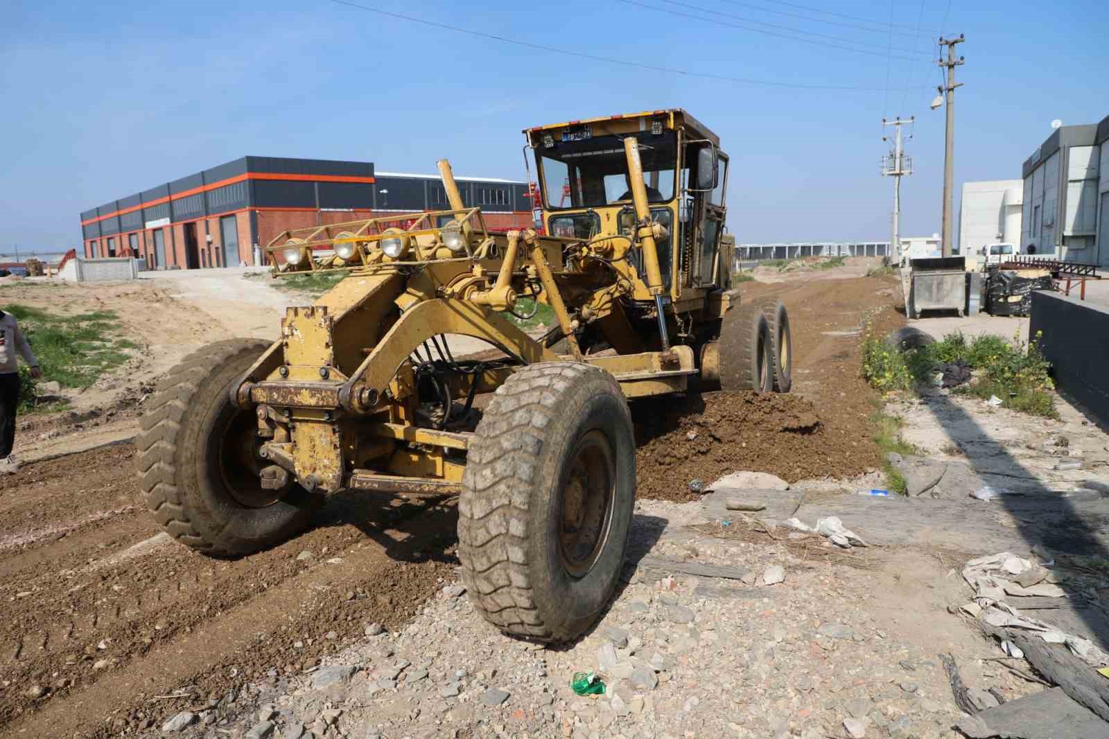 Turgutlu Belediyesi Fen İşleri ekiplerinden eş zamanlı çalışma
