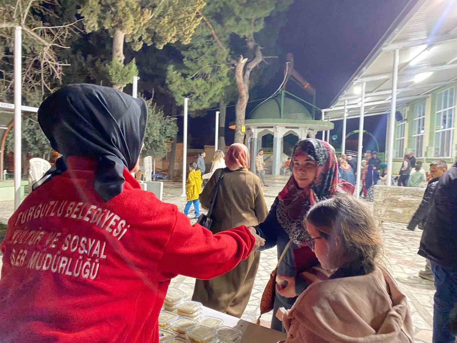 Turgutlu Belediyesinden Kadir Gecesi’nde helva ikramı
