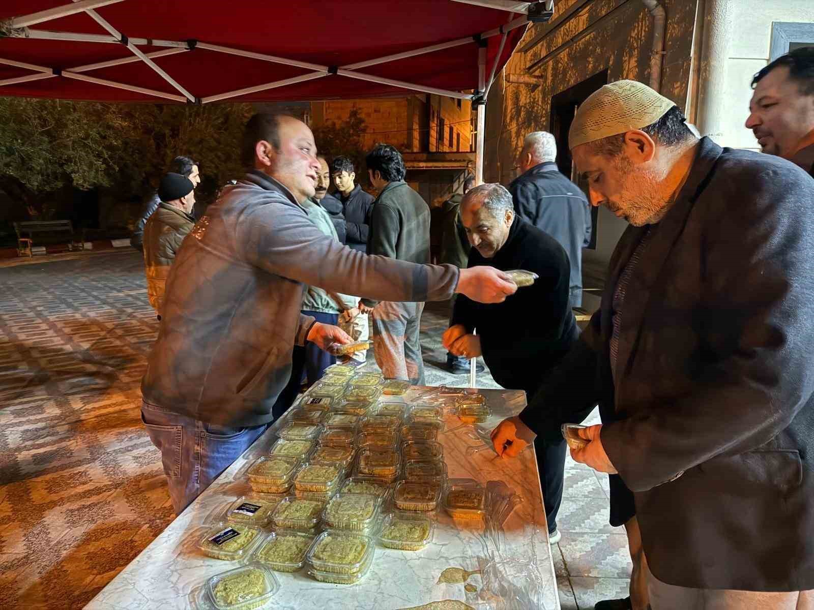 Turgutlu Belediyesinden Kadir Gecesi’nde helva ikramı
