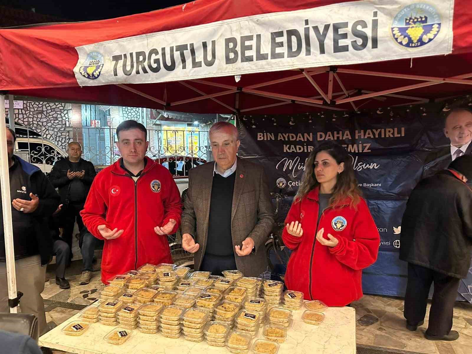 Turgutlu Belediyesinden Kadir Gecesi’nde helva ikramı
