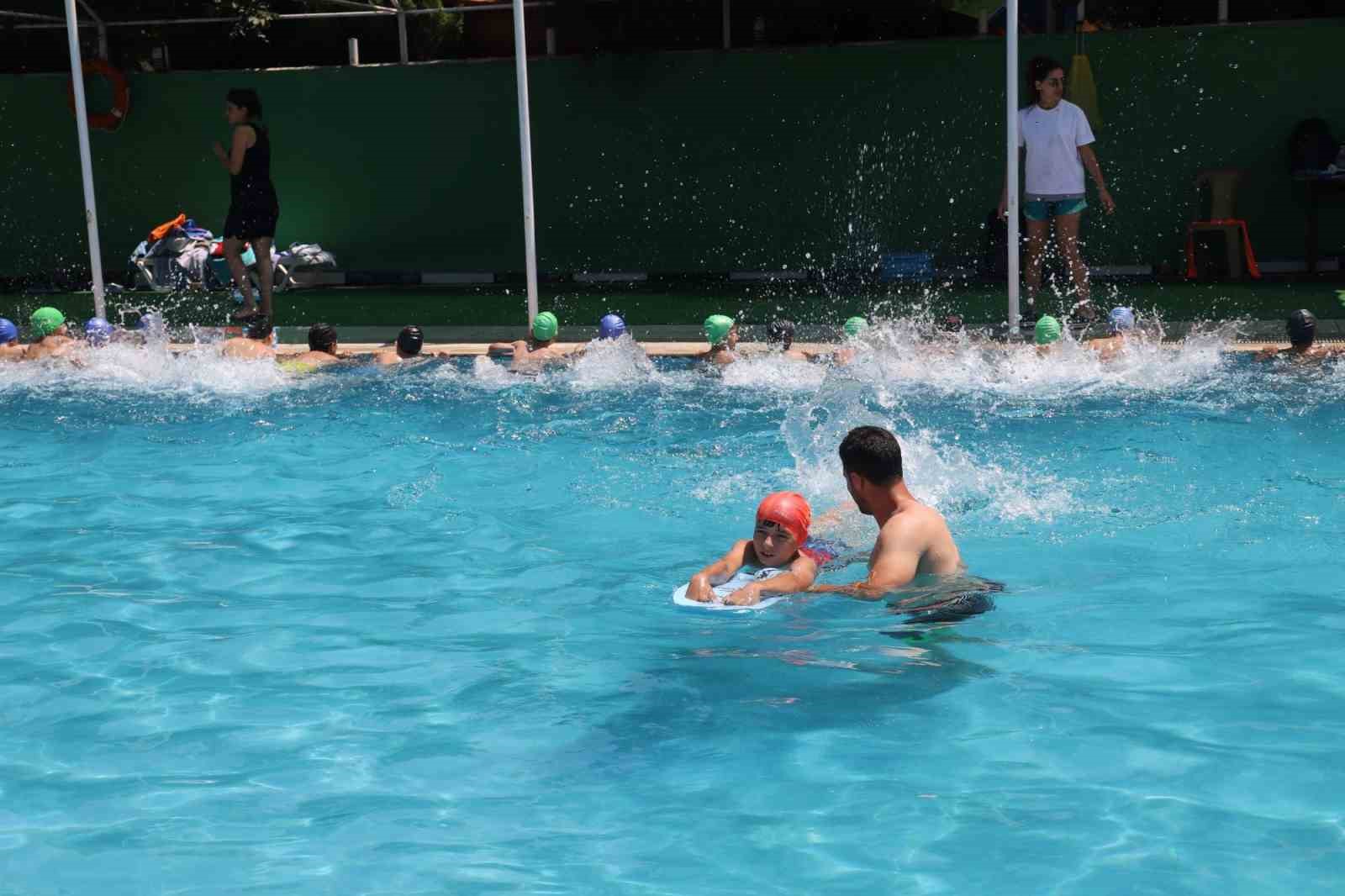 Turgutlu’da 2. dönem yüzme kayıtlarına yoğun ilgi
