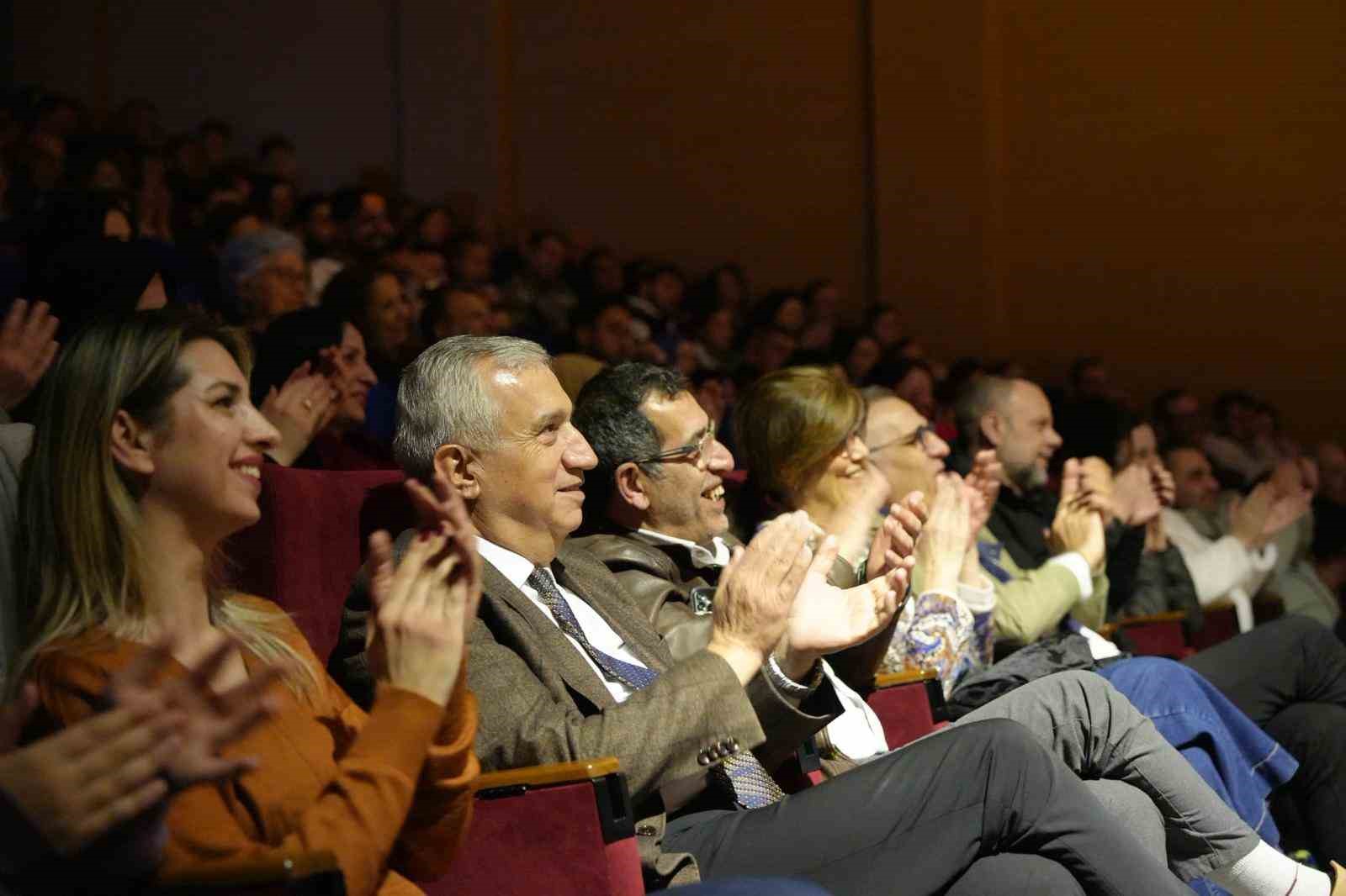 Turgutlu’da ‘Aşk-ı Müebbet’ oyununa büyük ilgi
