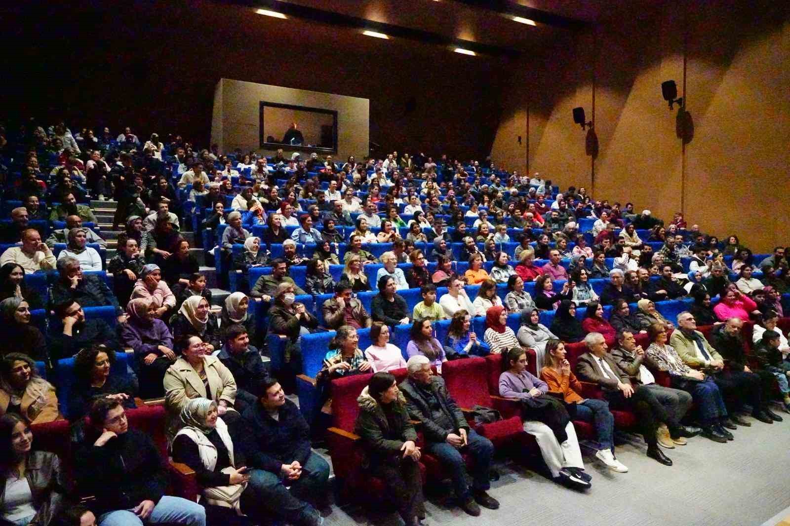 Turgutlu’da ‘Aşk-ı Müebbet’ oyununa büyük ilgi
