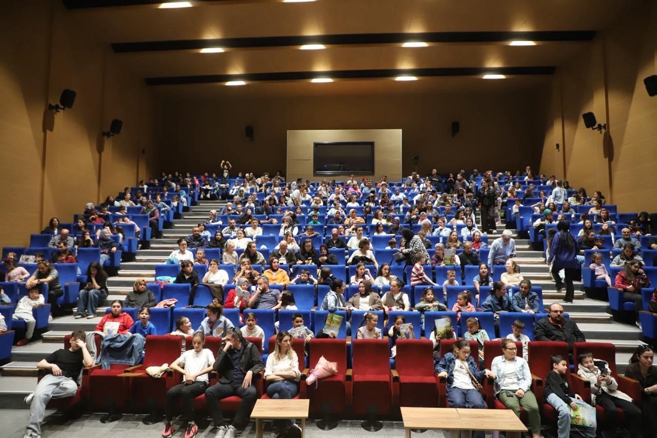 Turgutlu’da minik oyuncular büyüledi
