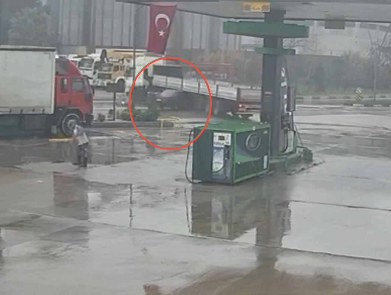 Turgutlu’da otomobil tırın altına ok gibi saplandı. O anlar kamerada
