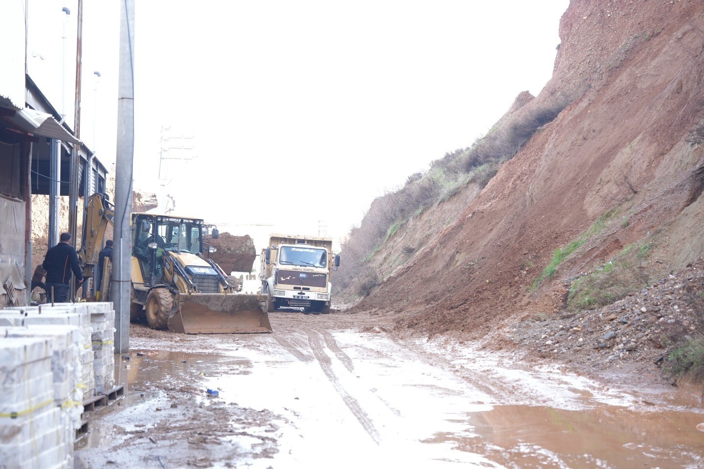 Turgutlu’da şiddetli yağış toprak kaymasına neden oldu
