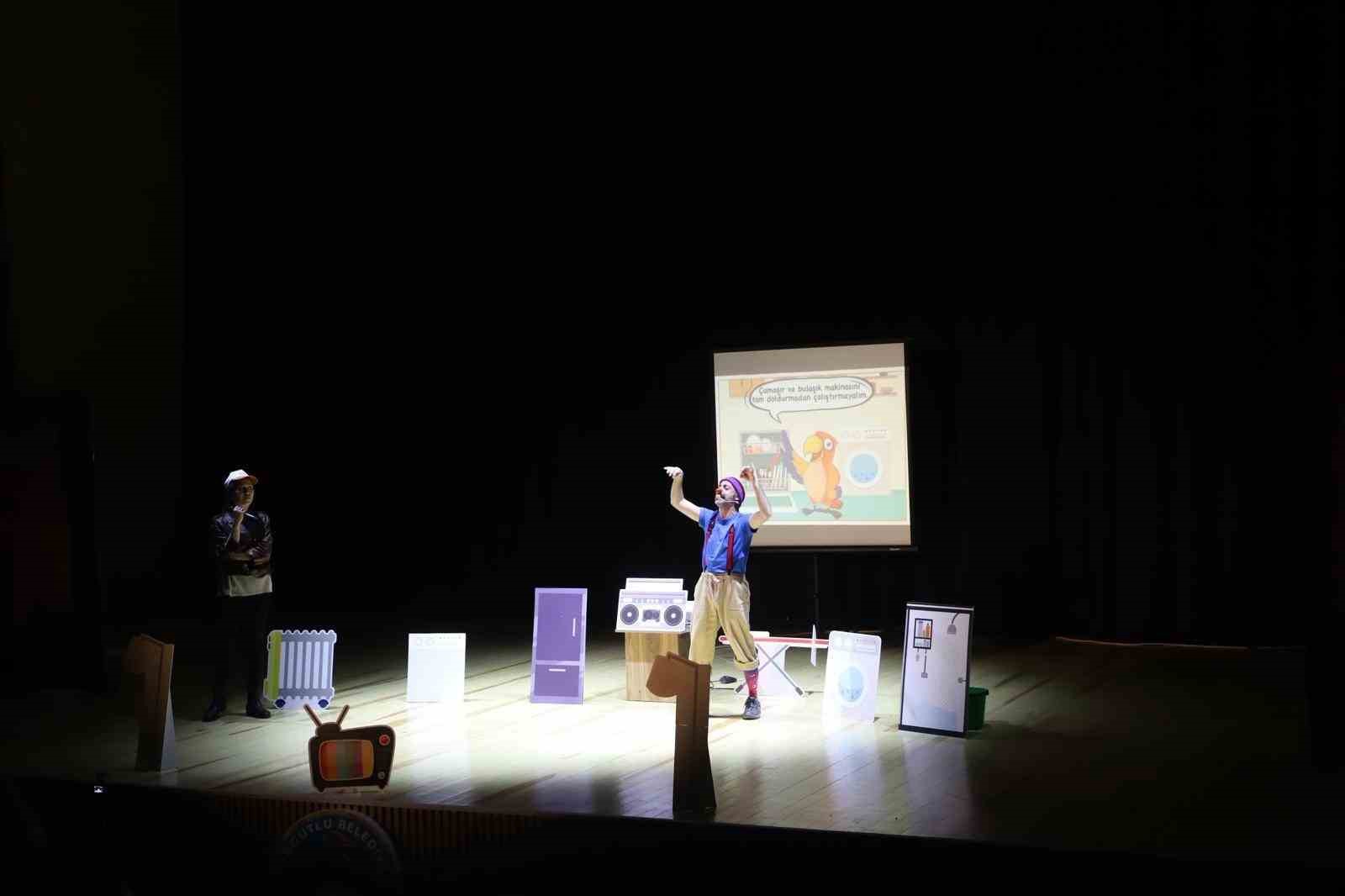 Turgutlu’da tiyatroya ve çocuk festivaline yoğun ilgi
