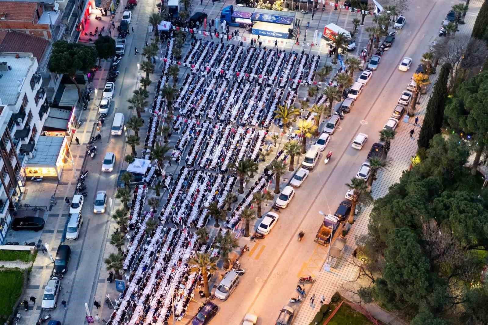 Turgutlu’da yüzlerce kişi iftar sofrasında buluştu
