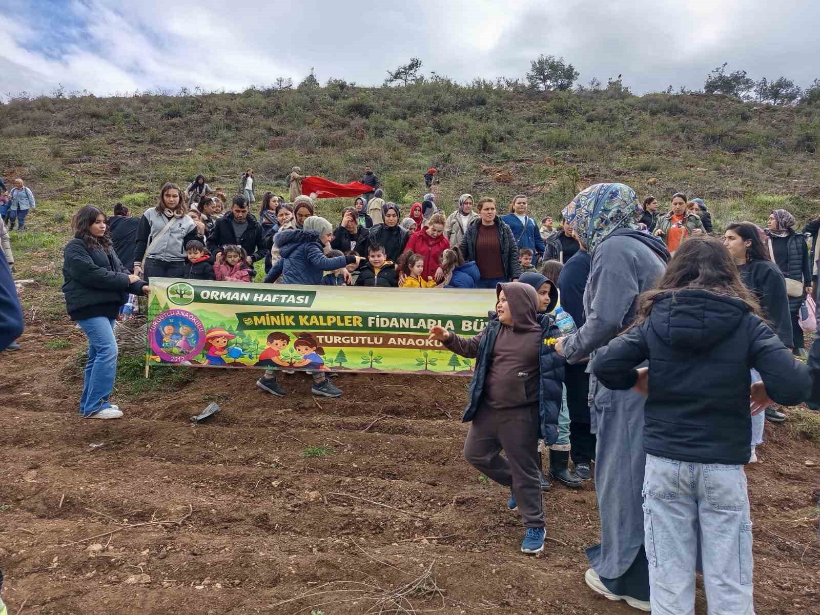 Turgutlulu minikler 250 fidanı toprakla buluşturdu
