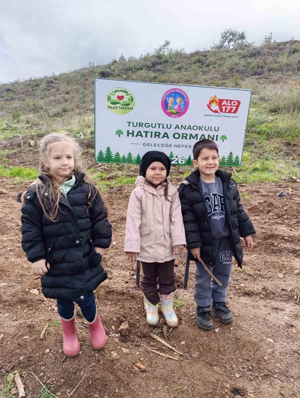 Turgutlulu minikler 250 fidanı toprakla buluşturdu
