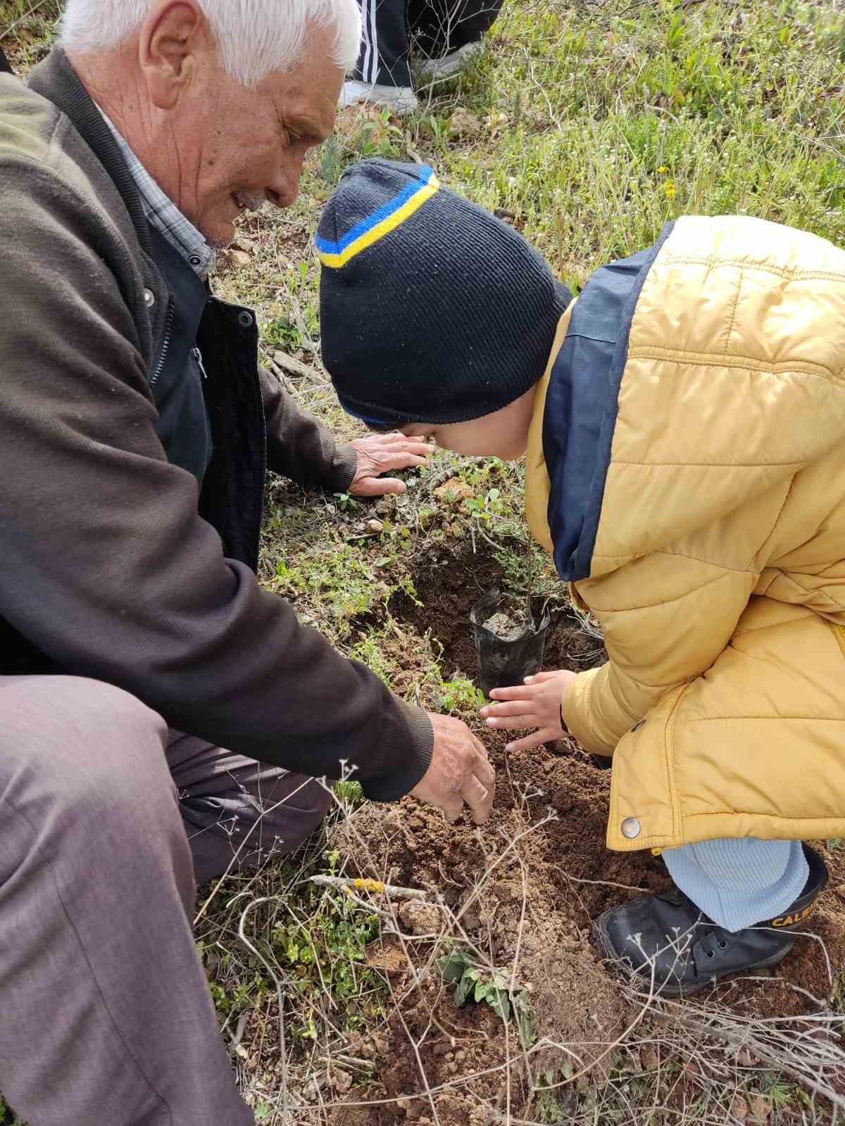 Turgutlulu minikler 250 fidanı toprakla buluşturdu
