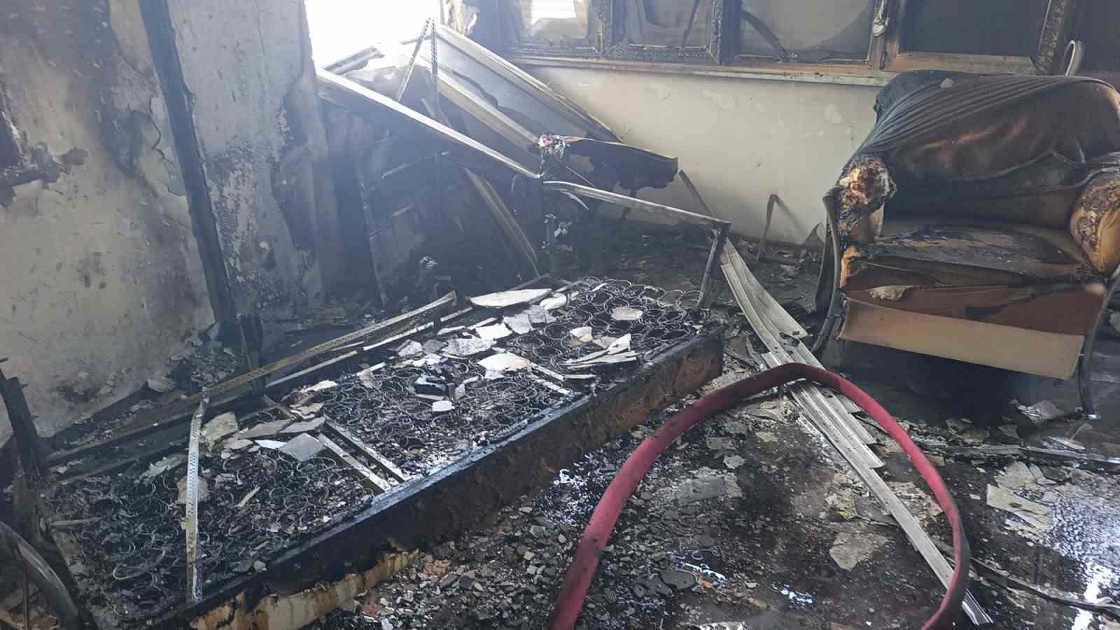 Turistler pazar alışverişini bırakıp yangın görüntüleme yarışına girdi
