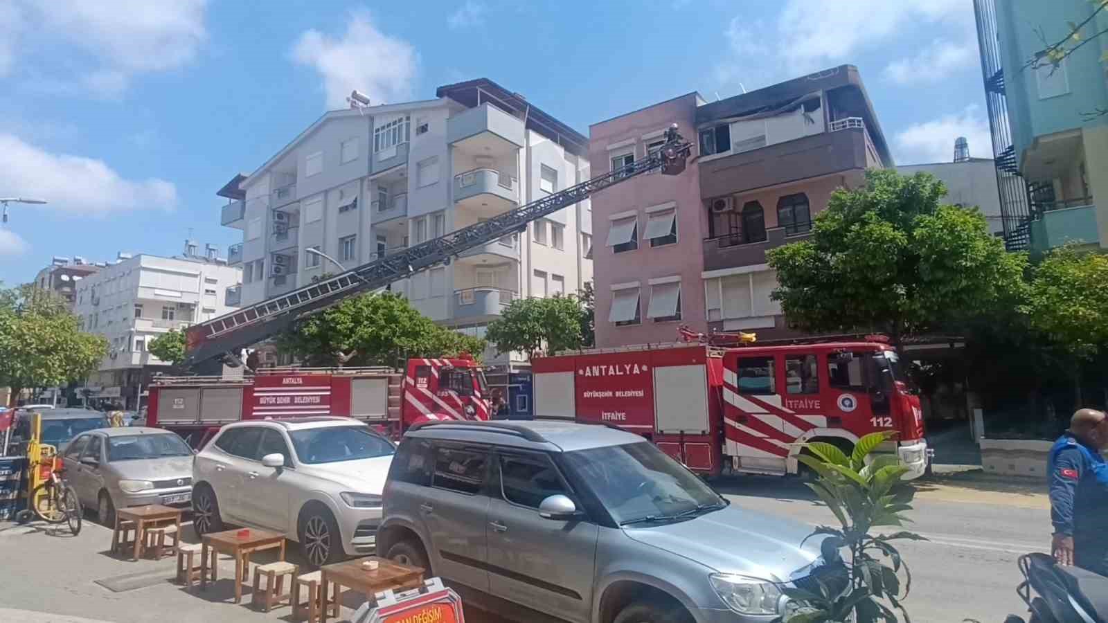 Turistler pazar alışverişini bırakıp yangın görüntüleme yarışına girdi
