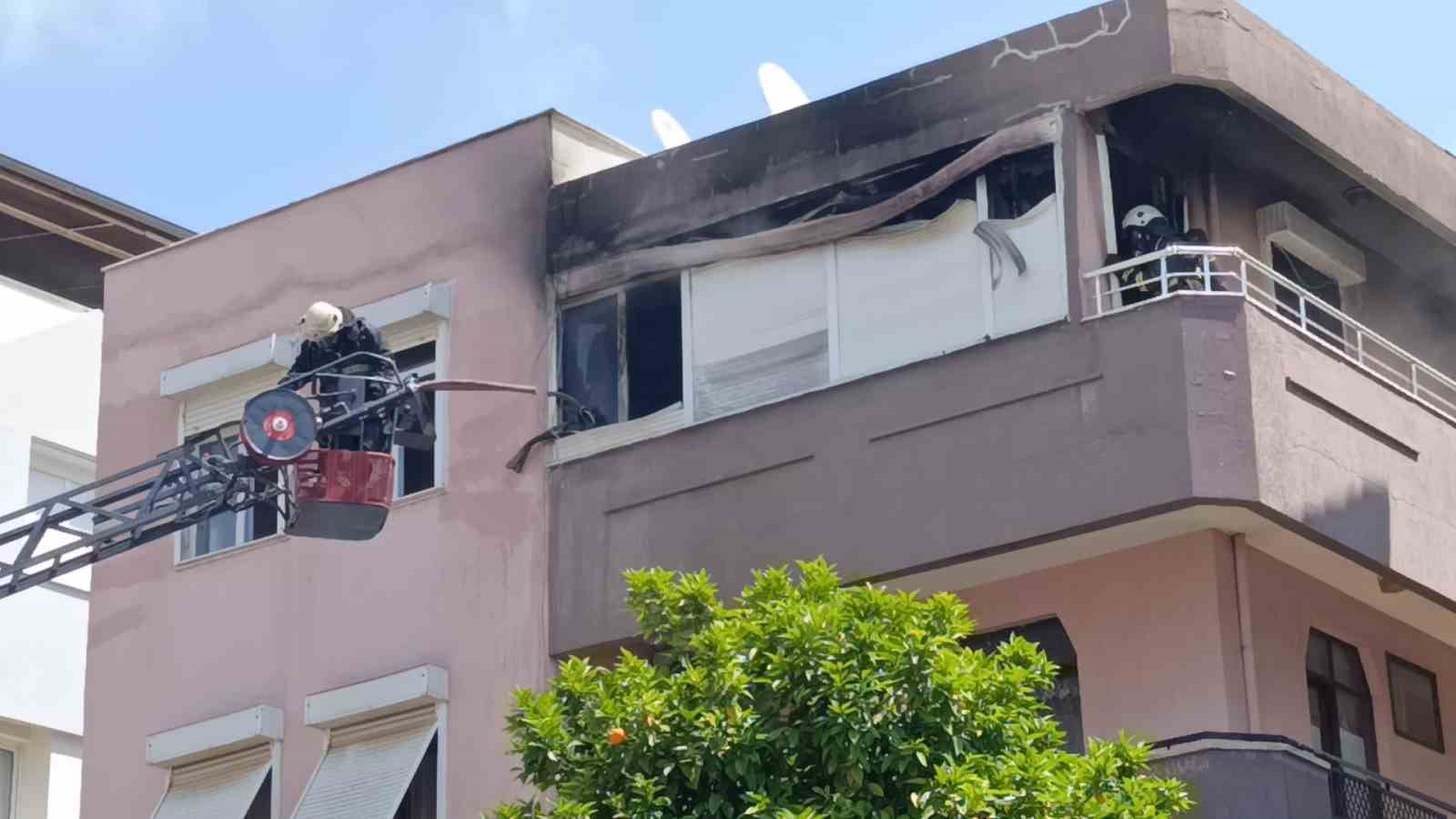 Turistler pazar alışverişini bırakıp yangın görüntüleme yarışına girdi
