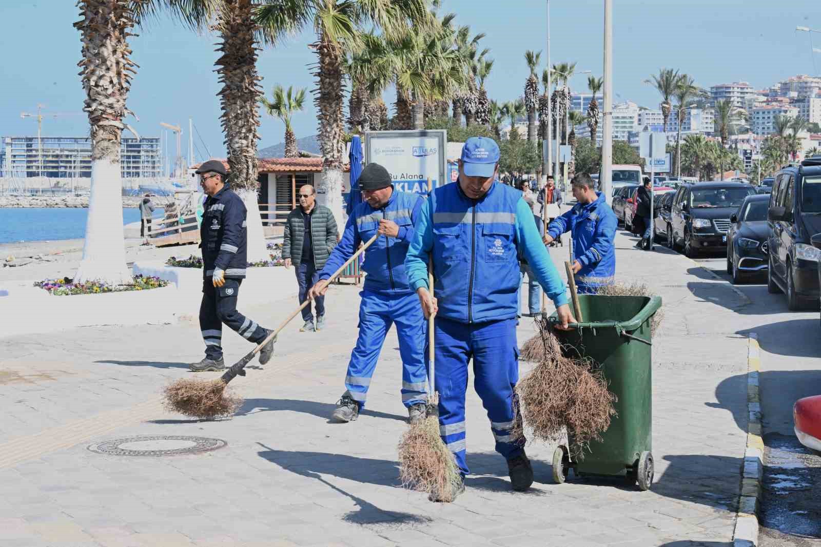 Turizm kenti Kuşadası, bayrama hazırlandı
