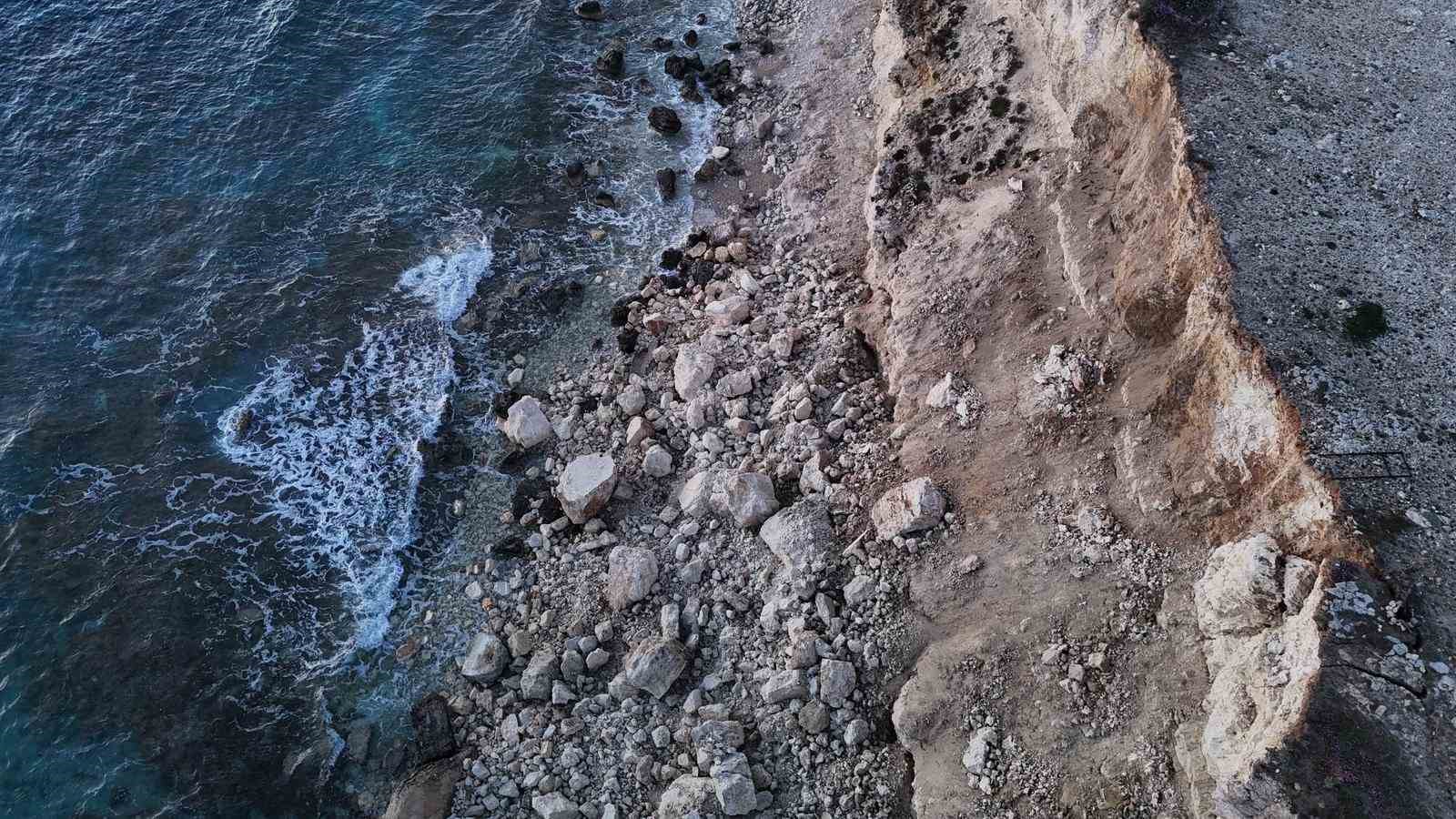 Turizm merkezi Bozcaada’daki Polente Burnu’nda göçük
