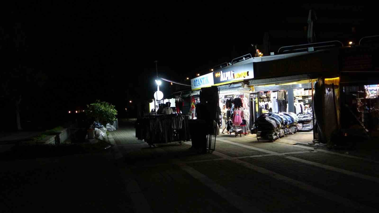 Turizm merkezinde esnafın karanlık yol sitemi
