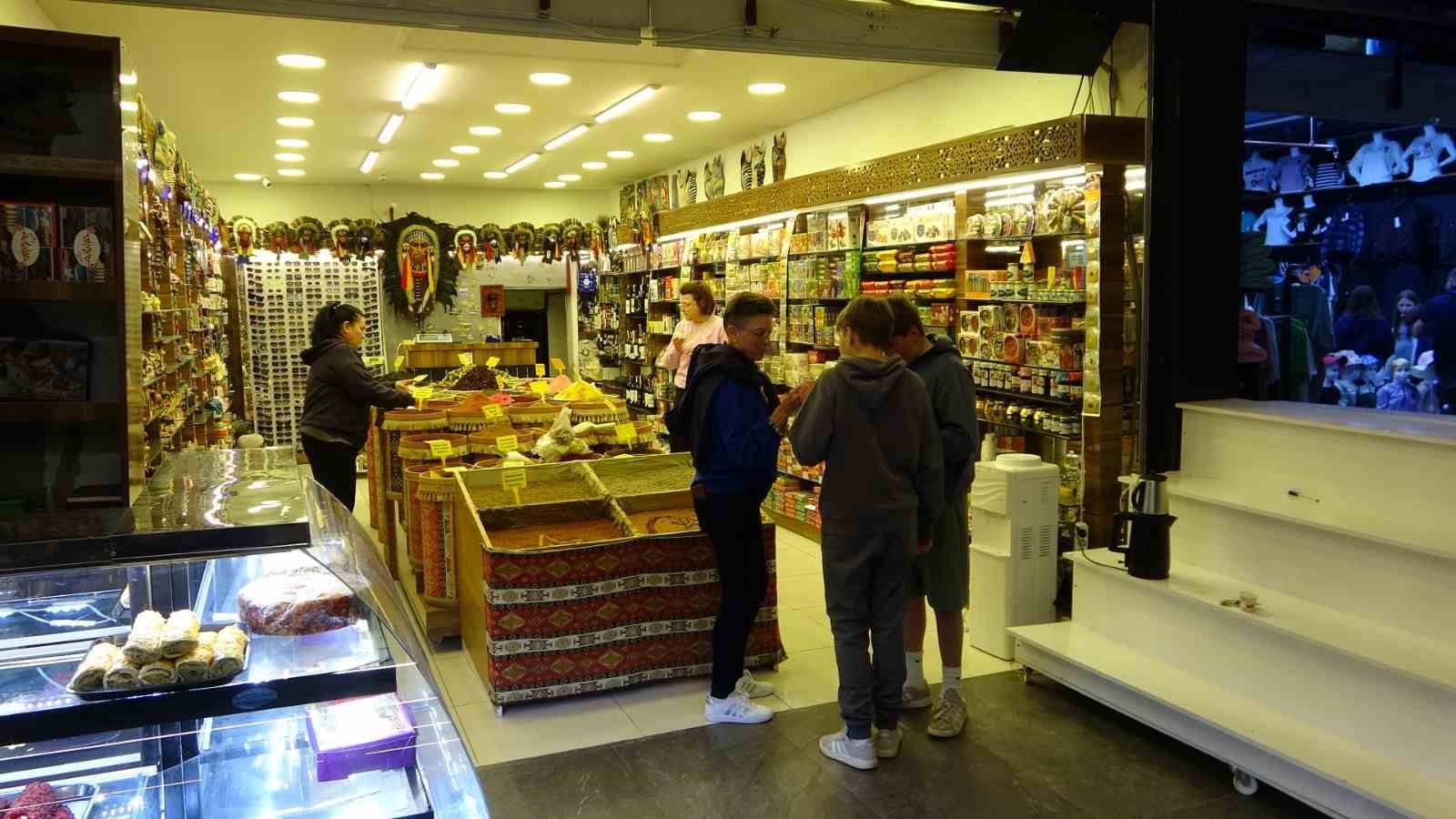 Turizm merkezinde esnafın karanlık yol sitemi
