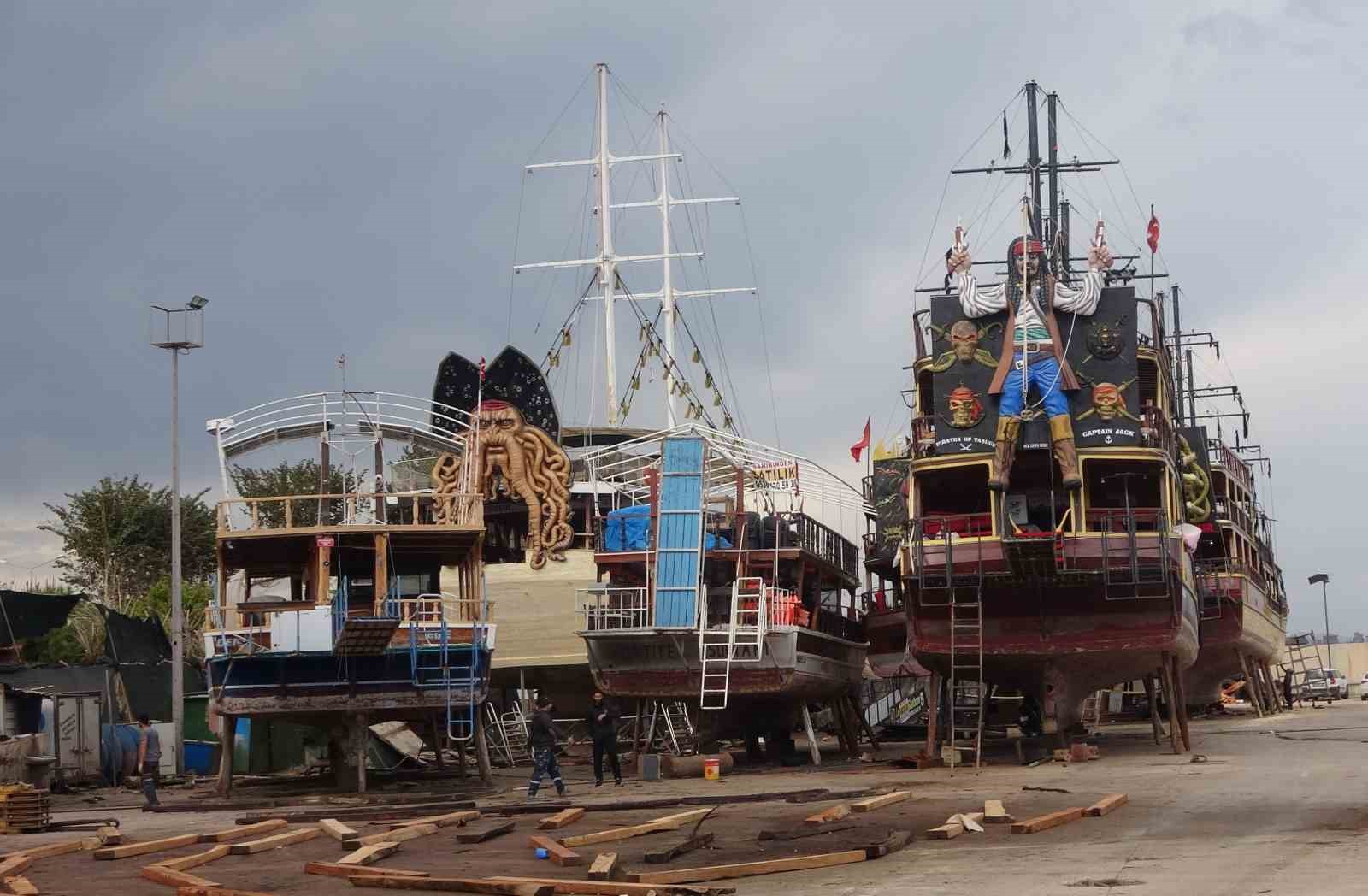 Turizm sezonu öncesi gezi tekneleri bakıma alındı
