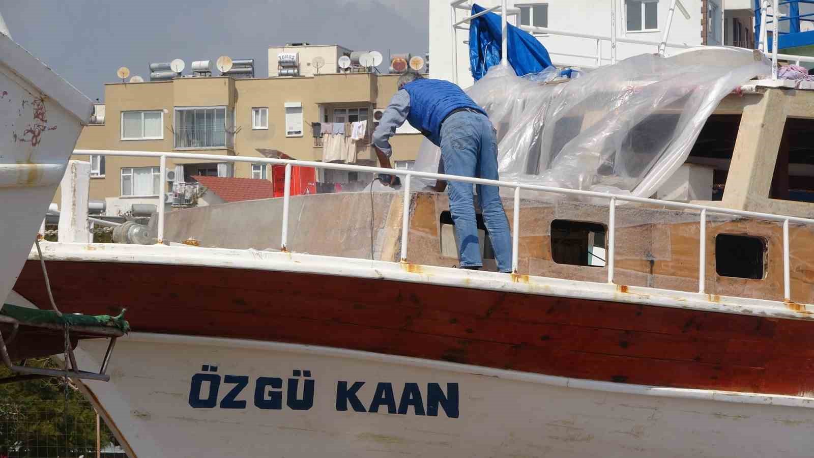 Turizm sezonu öncesi gezi tekneleri bakıma alındı
