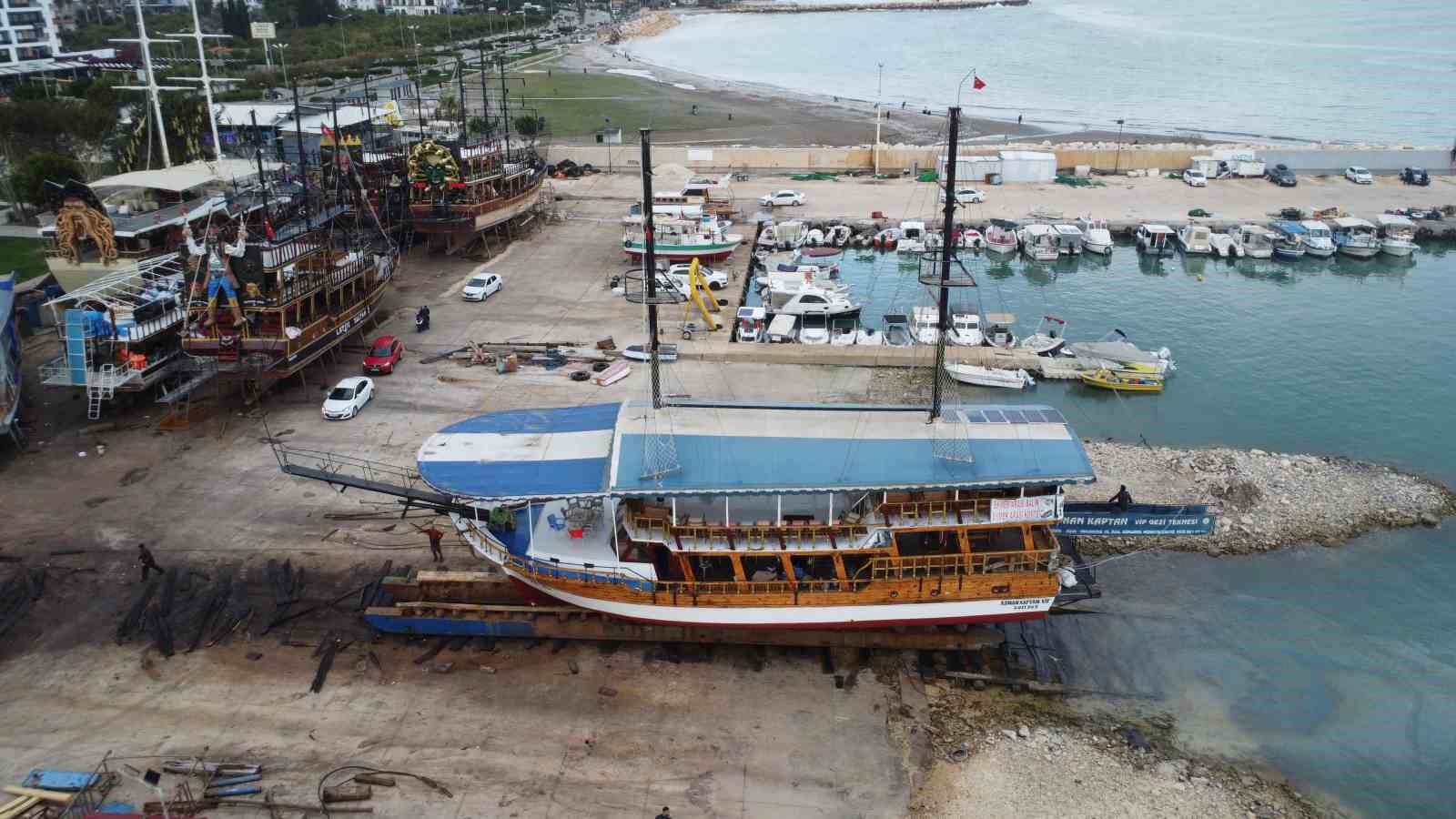 Turizm sezonu öncesi gezi tekneleri bakıma alındı

