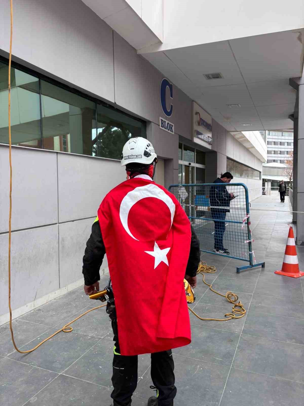 Türk bayrağına saldırıya Aydın’dan tepki: 30 metreye tırmanıp zirveye astı
