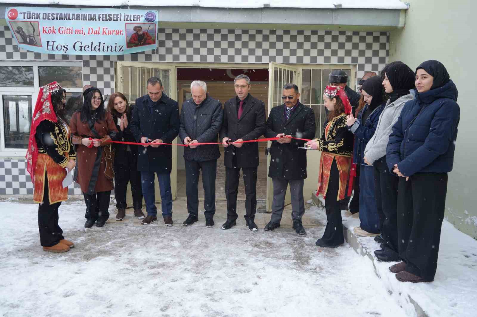 Türk destanlarının felsefi derinliği sergiye taşındı
