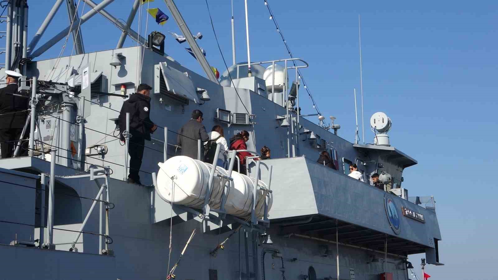 Türk donanmasının gururu olan savaş gemileri ziyarete açıldı
Türk donanmasının gururu olan savaş gemileri ziyarete açıldı