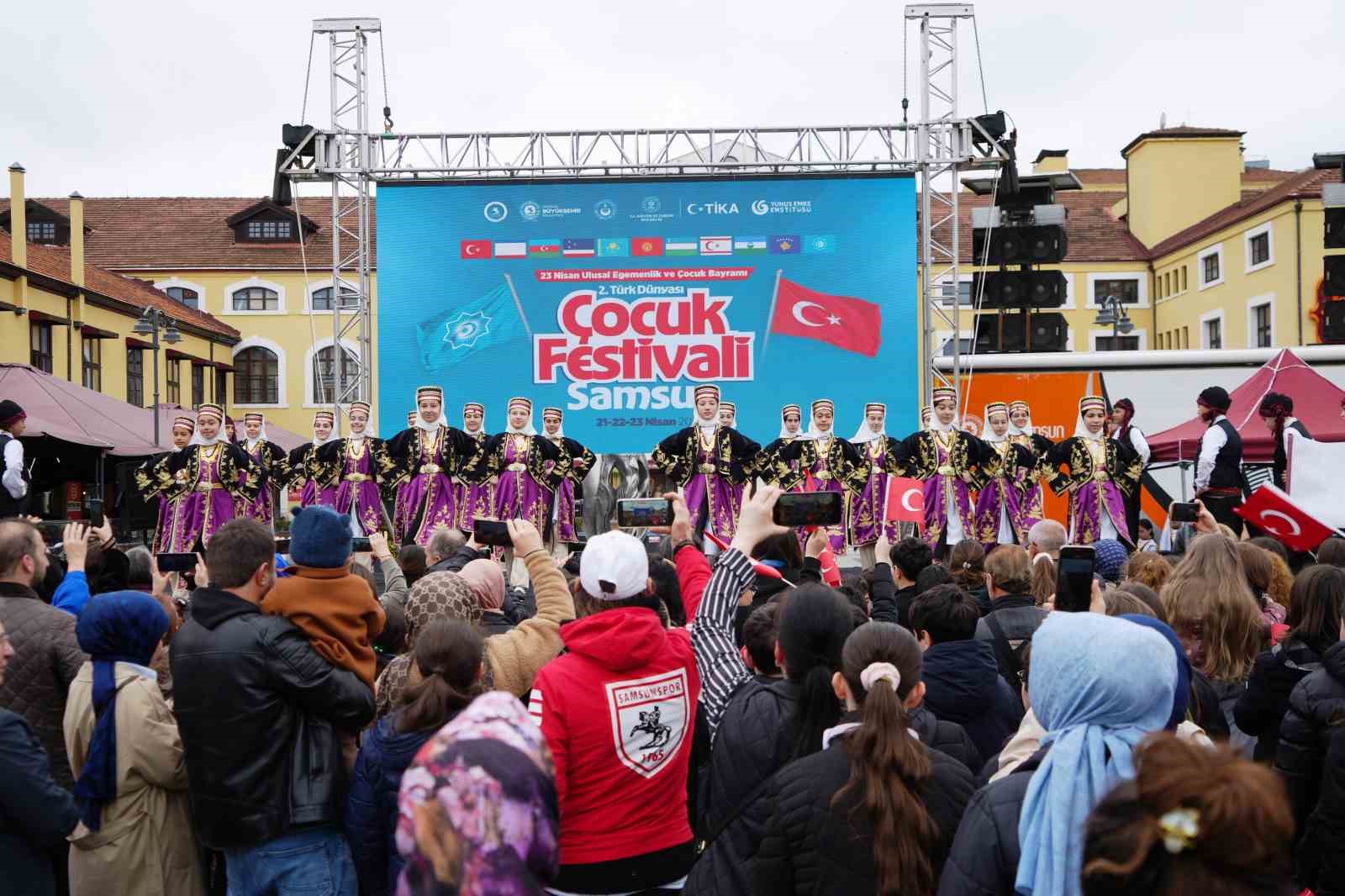 Türk dünyası çocukları, kültürlerini Samsun’da sergiledi
